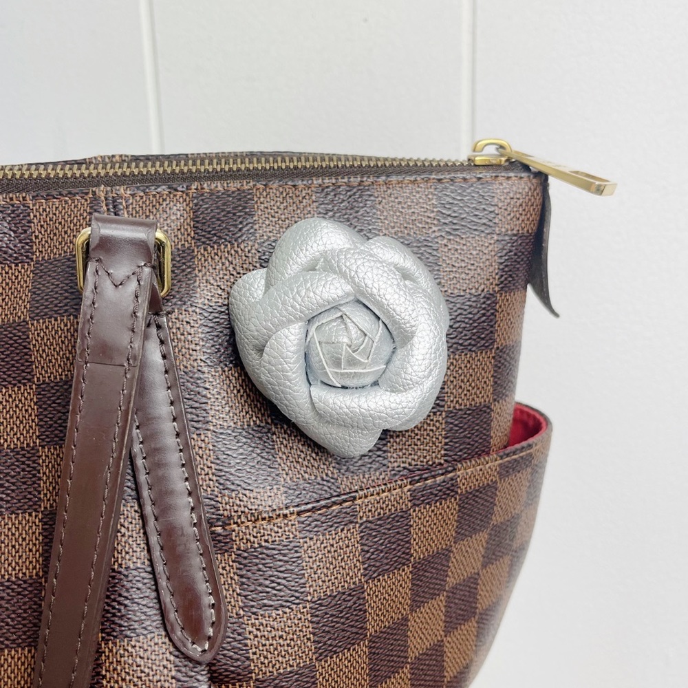 Camellia Flower Vegan Leather Magnetic Bag Charm - Picture 7 of 9
